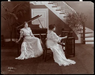 Två kvinnor med piano och inspelningsutrustning, 1907 (silvergelatintryck)